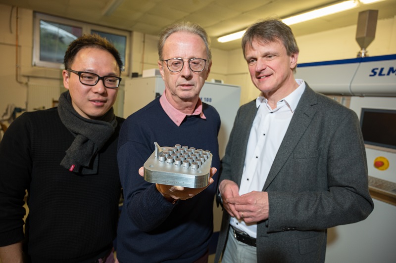 Professor Dirk Bähre (right), researcher Shiqi Fang (left) and his research team’s technical assistant Stefan Wilhelm (middle) Professor Dirk Bähre (right), researcher Shiqi Fang (left) and his research team’s technical assistant Stefan Wilhelm (middle)
