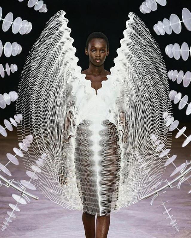 Moving feather skirt Moving feather skirt