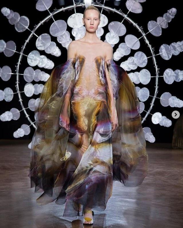 Moving feather skirt Moving feather skirt