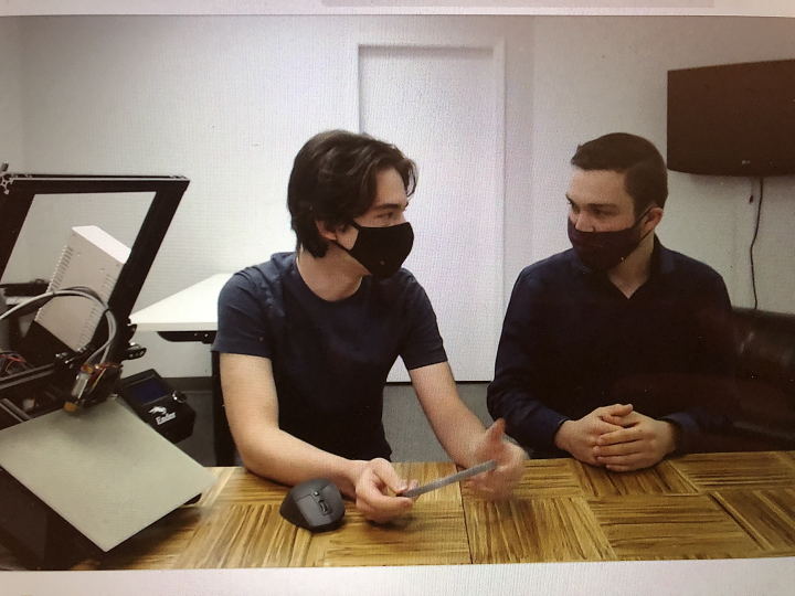 LR: 3DQue co-founder Mateo Pekic and intern Kevin during a live webinar.The Ender 3 shown here is at a 30° angle, which is gentler than the typical 90° angle